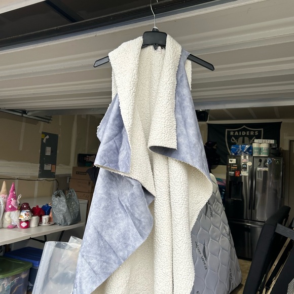 Pull on soft fleece vest - Picture 2 of 2